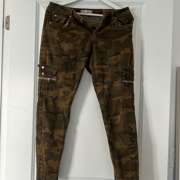 Jean  with pockets - Picture 1 of 5